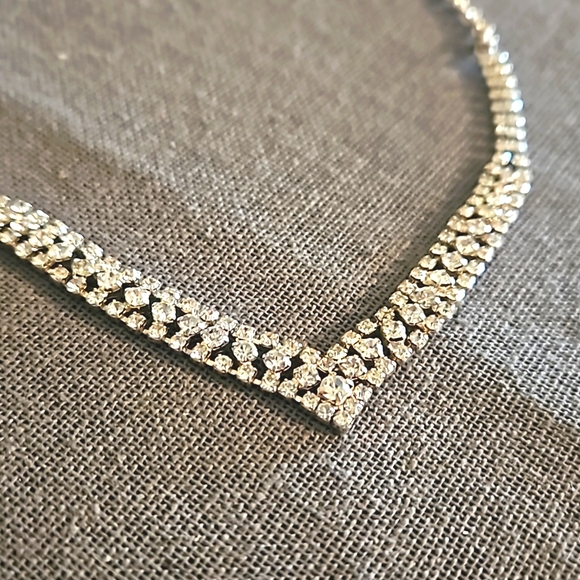 Formal classy necklace collar length crystals rhinestones V shape adjustable - Picture 8 of 8